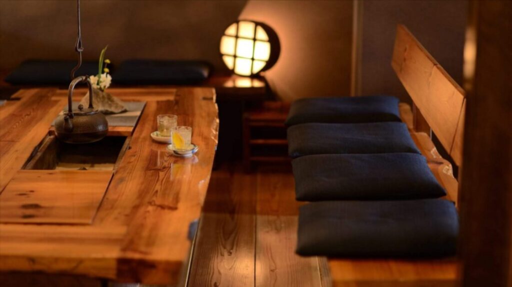 島宿真里では、囲炉裏を囲んで団らんもできます。