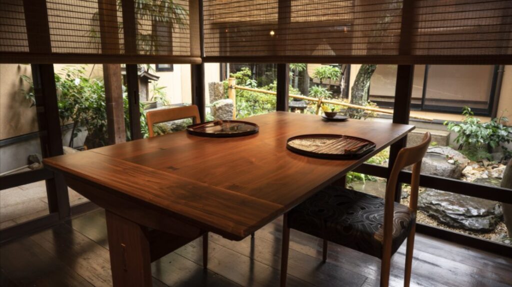 母屋のお食事処。テーブル席。