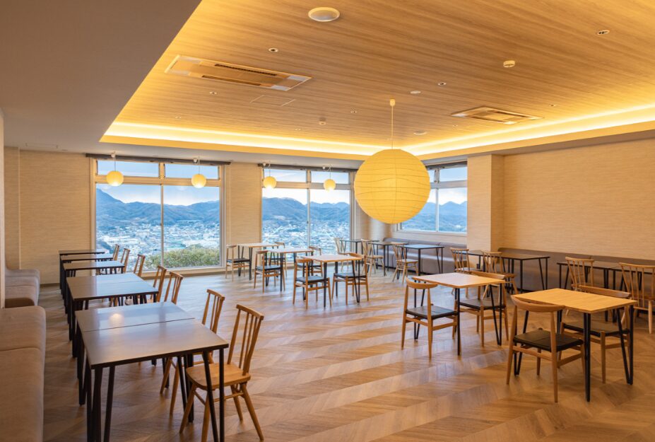 館内レストランは、尾道水道の絶景を眺めながら楽しめる