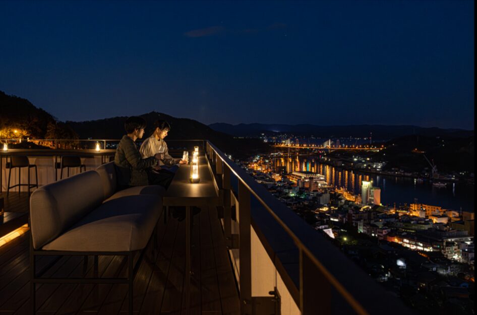 館内のルーフトップバーから眺めるロマンチックな景色
